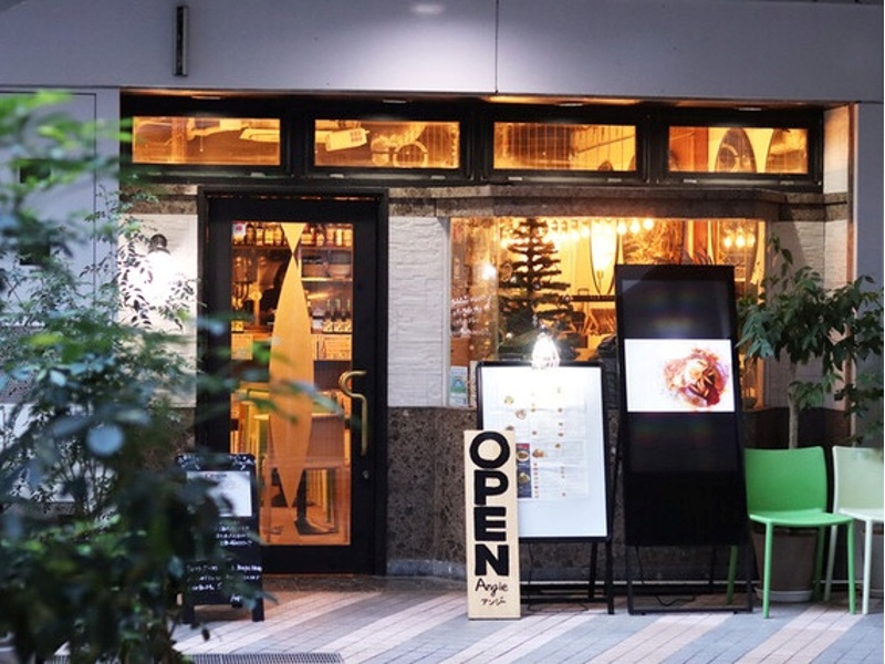 町屋駅より徒歩6分の隠れ家イタリアンバルです。着席最大35名様・立食最大50名様まで対応可能で、人数に応じた貸切もお受けしております（20名様以下～50名様まで対応可）。