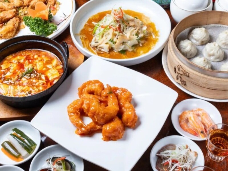 【お料理】
人気のエビチリソースや黒酢酢豚が入った中華定番コース