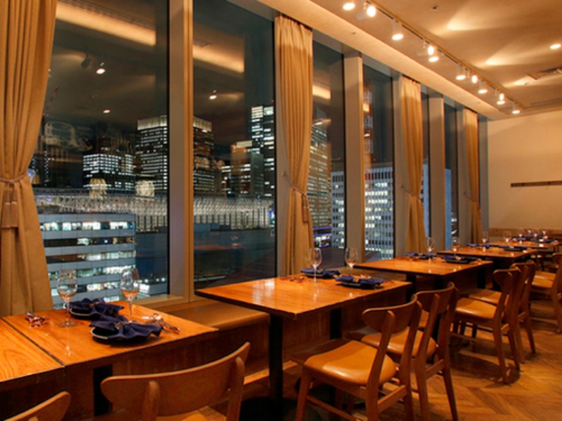 銀座の夜景を眺めながら、チーズ料理と世界のワインをゆっくりとお楽しみください。