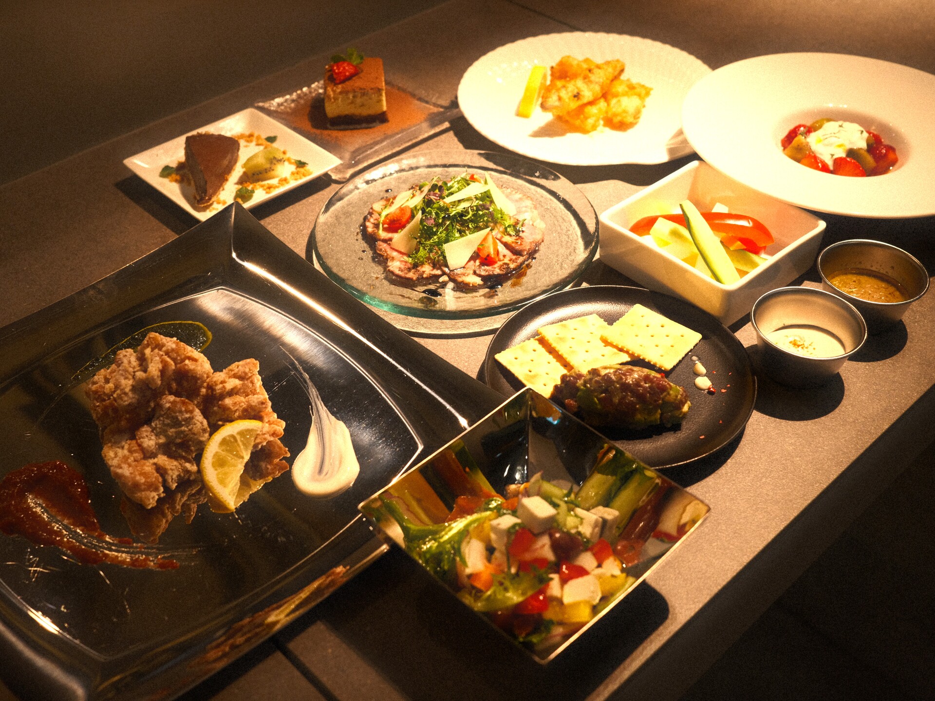 【お料理（例）】
ビュッフェスタイルやご予算に合わせたプランをご用意いたします。
飲み放題にも対応し、お客様のご希望に合わせて柔軟にアレンジいたします。
