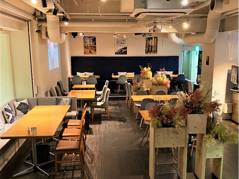 店内は着席で70名様、立食で100名様まで収容可能
