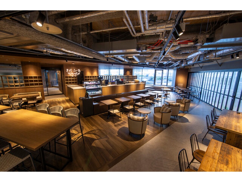 店内のインテリアは木のあたたかみが感じられるナチュラルテイスト