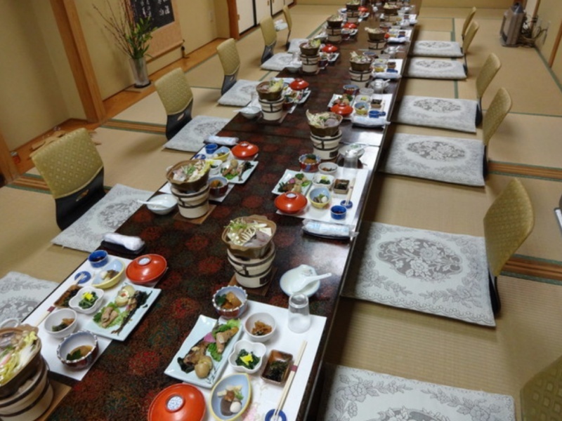 先付・前菜・お造り・吸い物・揚げ物・煮魚…丁寧に積み重ねた9品以上の会席コースが、お一人様8,800円〜ご用意。本格割烹の味を、お値打ちにご堪能いただけます。