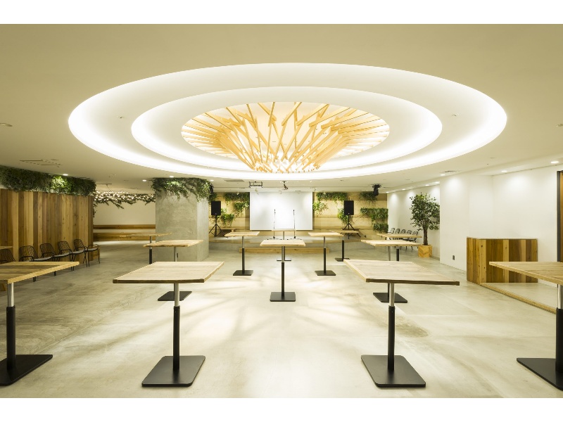 通常最大150名収容可能なスペース。
現在はソーシャルディスタンスを保ちながら、少人数さまでもご利用いただきやすい価格にて特別ご案内中