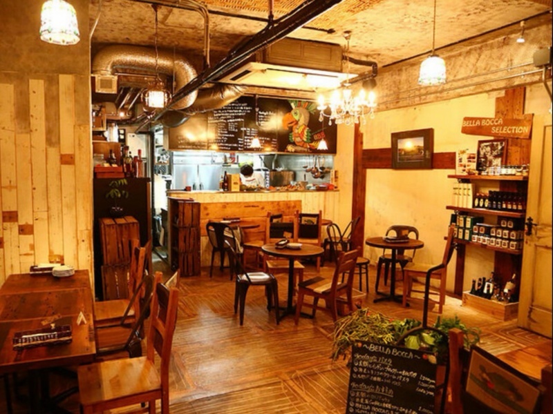 全45席の店内は、テーブル席やハイテーブル席を備えたおしゃれな空間。20名から最大50名まで貸切に対応しており、着席は45名までご利用いただけます。歓迎会・送別会・懇親会など、各種パーティーにおすすめです。