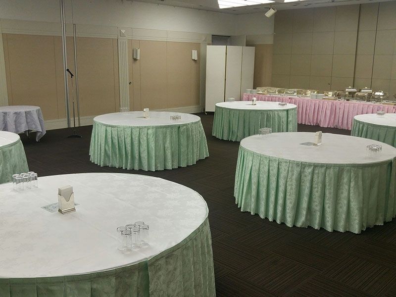 【２階　羽衣】面積144㎡・天井高4ｍ
立食50名／着席24名　ご親族のお披露目会食におすすめです。
