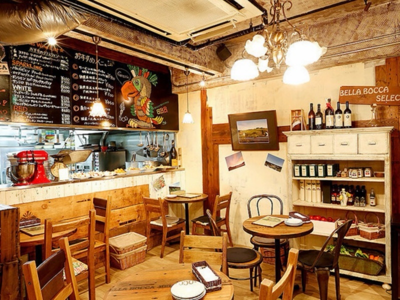 全45席の店内は、テーブル席やハイテーブル席を備えたおしゃれな空間。20名から最大50名まで貸切に対応しており、着席は45名までご利用いただけます。歓迎会・送別会・懇親会など、各種パーティーにおすすめです。