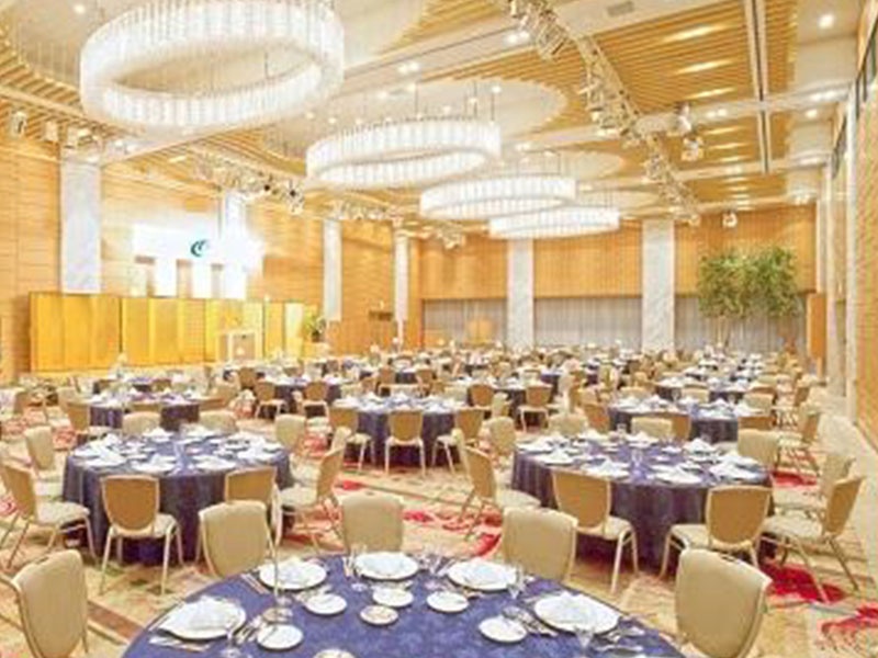 【2F 大宴会場　旬-SYUN-】
面積：575平米
収容人数：立食400名　正餐280名　スクール400名　シアター600名
日本の四季をイメージした会場。木のぬくもりを感じさせる空間、四季の移ろいを表現したカーペットが華やかさを演出します。
