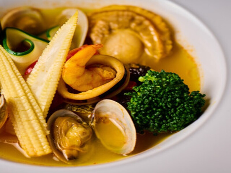 【新リオハコース・料理のみ】¥5,500(税込み)バレンシア米のパエリアやとろける脂が魅力的なイベリコ豚と魚介たっぷりのスープをお楽しみください。(飲み放題メニューは別にご用意がございます)