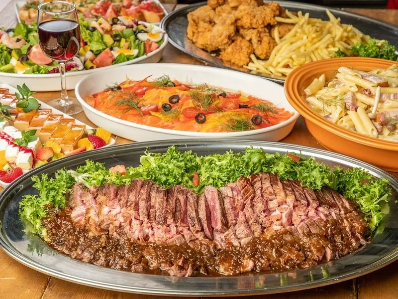 フレッシュモッツァレラやラクレットチキングリル・チーズスイーツなど全8品《飲み放題付き》プラン