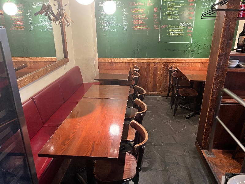 店内④奥にはソファー席あり