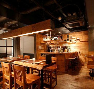 2Fフロア貸切は着席時、20名~25名、立食時は最大30名まで対応可能!プロジェクターやマイク等設備も充実している。落ち着いた和モダンな店内は貸切パーティーに最適!