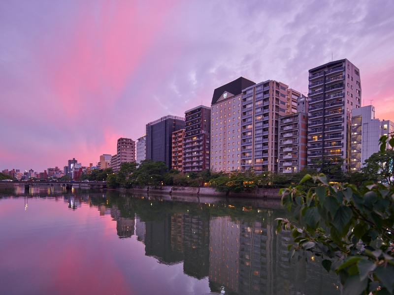 ホテル外観夕暮れ時