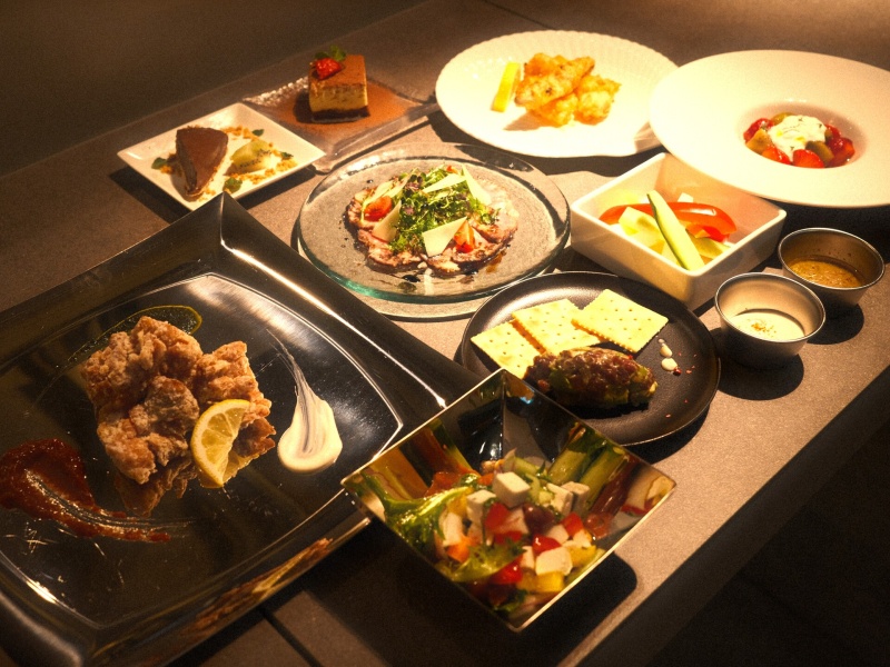 【お料理（例）】
ビュッフェスタイルやご予算に合わせたプランをご用意いたします。
飲み放題にも対応し、お客様のご希望に合わせて柔軟にアレンジいたします。
