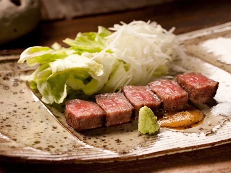 【1.5次会にも人気】牛肉の黒コショウ焼きなどボリューム満点の全8品