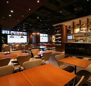 東京駅/大手町駅《直結》が嬉しい！店内は広々としていて、天井は高く、開放感溢れる空間６０〜１３０名まで貸切可！

