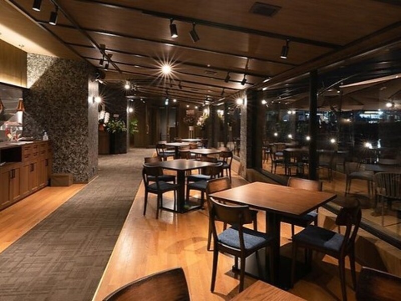【会場】
カフェレストランという枠を超え、デートに会食、宴会、接待まで大切な人と過ごす大人のための空間をご用意しました。