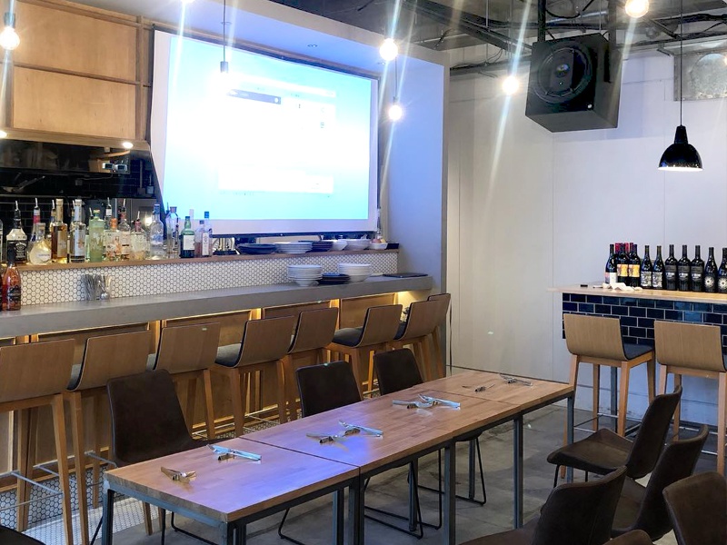 ☆… 楽器、フルバンド演奏が出来る …☆
楽器演奏、フルバンド演奏が可能だから、
生演奏にこだわった演出が叶います。
ドイツ製の高性能スピーカーをはじめ、
最高クラスの音響設備にDJブースも
完備しているので、様々な演出が実現します。