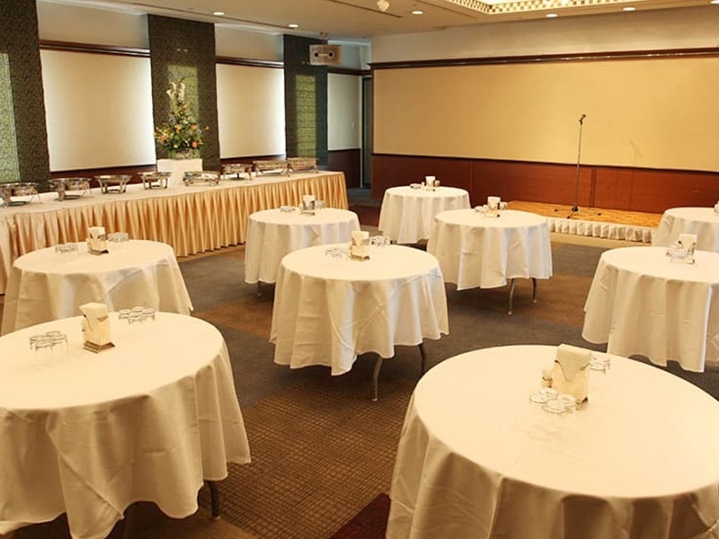 【朝顔】ASAGAO
36~80名まで収容可能
椿・朝顔 2部屋使用時 100~180名まで
着席・シアター・立食・スクール・ロの字対応可能