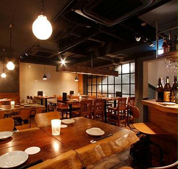 【2階】木の温もり溢れるナチュラルウッドをベースにしたお洒落なスタイリッシュ空間♪フロアにドリンクバーカウンターが設置されていてプライベートPartyを演出◎