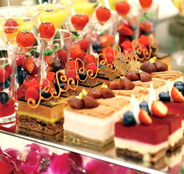 当館専属パティシエによるデザート盛り合わせは、どのプランにも追加OK♪彩り豊かなパティシエ特製のデザートは、女性の方から特に！ご好評いただいております。