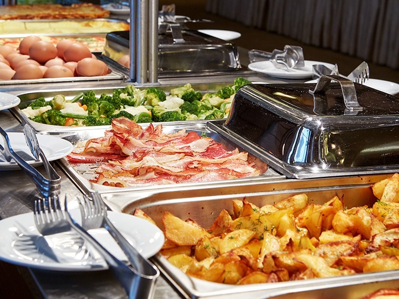 地元の食材をふんだんに使い、みんなが喜ぶお料理をご提供。
ビュッフェスタイルでのご提供は20名様程度~承ります。