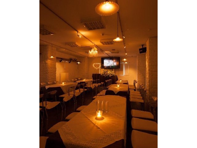 ◆結婚式の二次会や会社の宴会などにも人気のフロアです◆当店は全フロア調光可能です♪収容人数20名様～100名様まで対応♪ ◆ 少人数から大人数も大歓迎の広々空間です♪ＢＡＲカウンター・大型プロジェクター・音響設備・マイク・控え室・エレベーター・トイレ完備♪