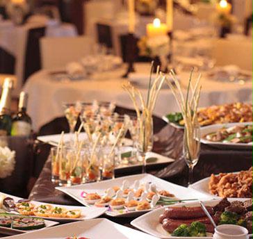 結婚式場のシェフが腕を振る料理やウエディングケーキが大人気！飲み放題付きのプランは、6,000円（税込）～ご用意しております♪