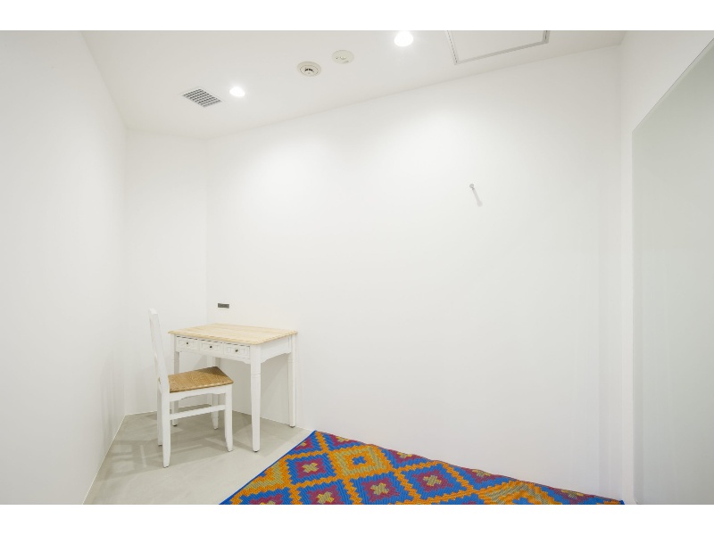 お二人の個室控室もプラン料金内にてご利用可能
全身鏡も備え付けになっておりますので早くご到着された場合の待機やお着替えなどにご利用ください。