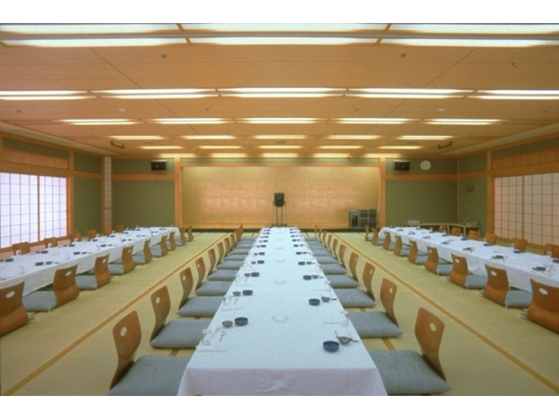 ９８畳　８０名まで可　分割可　
宴会スタイル　椅子テーブルスタイル　どちらも可
