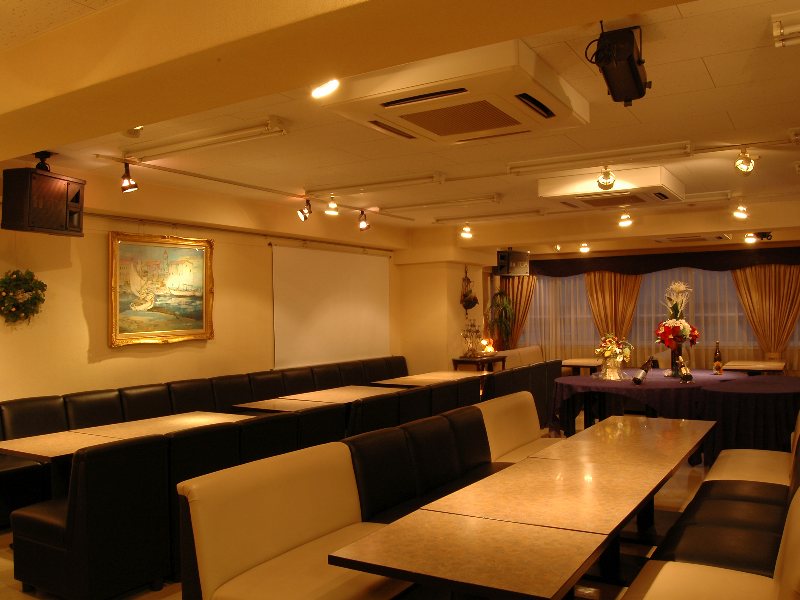 ＜着席ビュッフェ形式＞ お好きな席に対面式にお座り頂き、料理はビュッフェコーナーで取ります。 「交流目的で移動も自由だけど、全員分の席は欲しい！」方はこのスタイルを☆