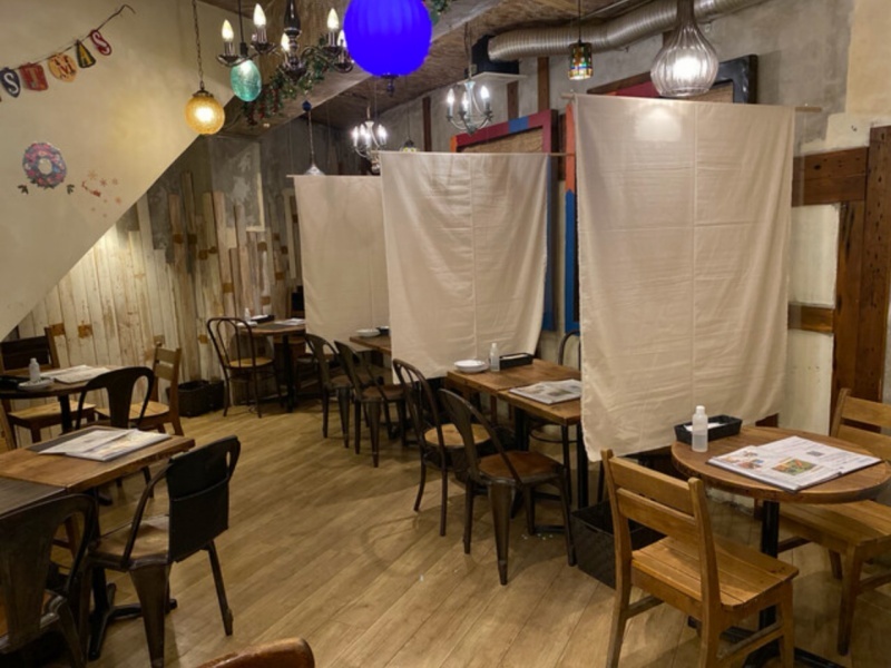 全45席の店内は、テーブル席やハイテーブル席を備えたおしゃれな空間。20名から最大50名まで貸切に対応しており、着席は45名までご利用いただけます。歓迎会・送別会・懇親会など、各種パーティーにおすすめです。