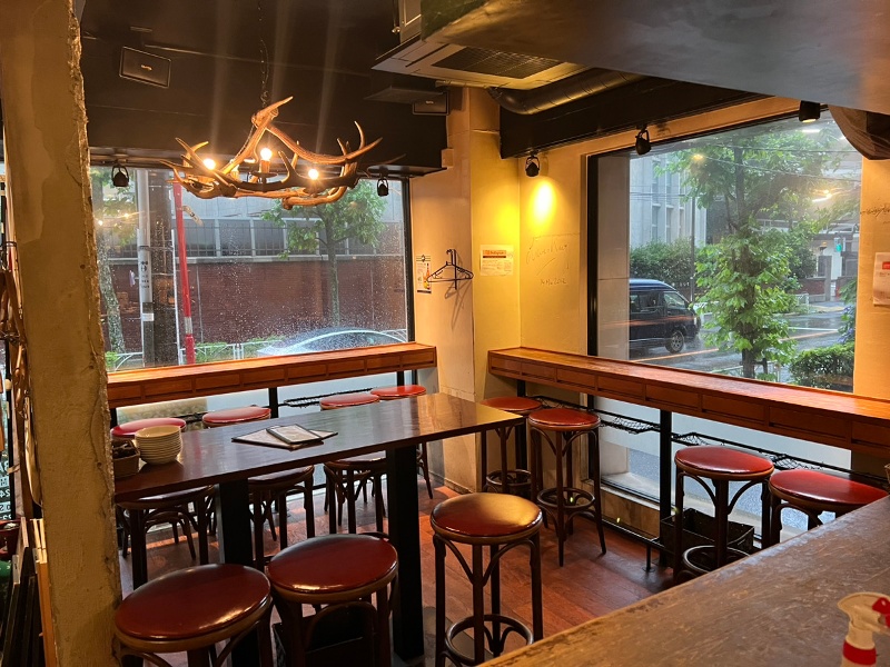 店内③窓側は開放感あり