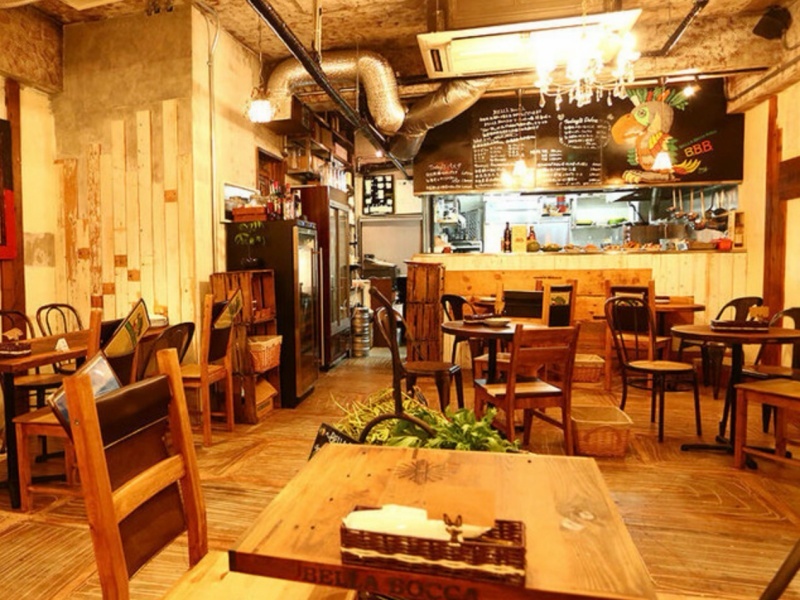 全45席の店内は、テーブル席やハイテーブル席を備えたおしゃれな空間。20名から最大50名まで貸切に対応しており、着席は45名までご利用いただけます。歓迎会・送別会・懇親会など、各種パーティーにおすすめです。