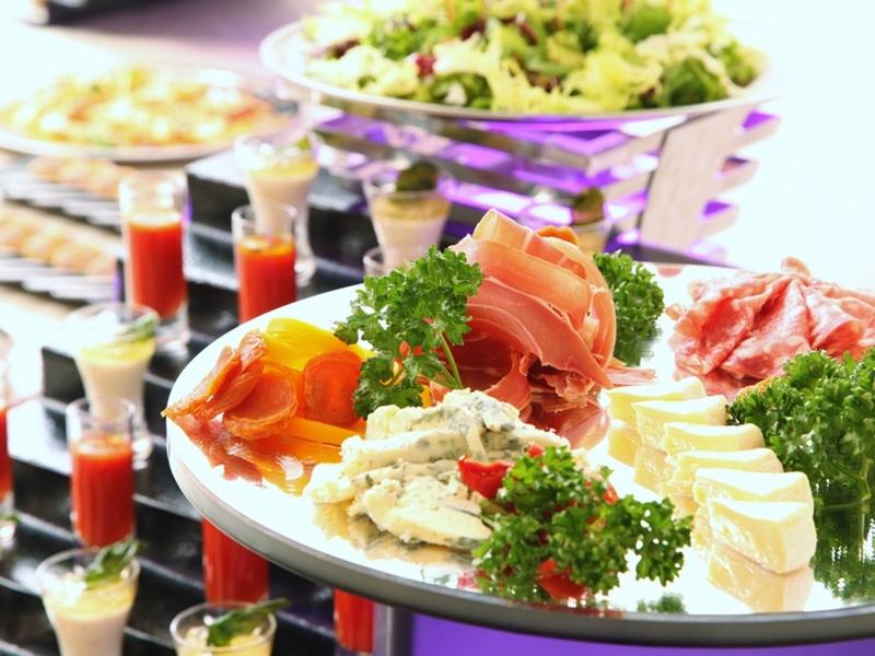 【2時間飲み放題付】こだわりのお料理が並ぶ5,650円コース（税抜）〈全10品〉結婚式二次会