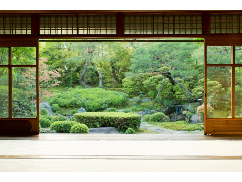 桜鶴苑の日本庭園は、庭師「七代目小川治兵衛」(通称「植治」)が手掛けたもの。
明治の元勲・山縣有朋の別荘「無鄰菴」「平安神宮」「円山公園」など
「植治の庭」は多数存在していますが、
桜鶴苑庭園は一般公開されておらず、
研究家の間でも貴重な例として認知されています。