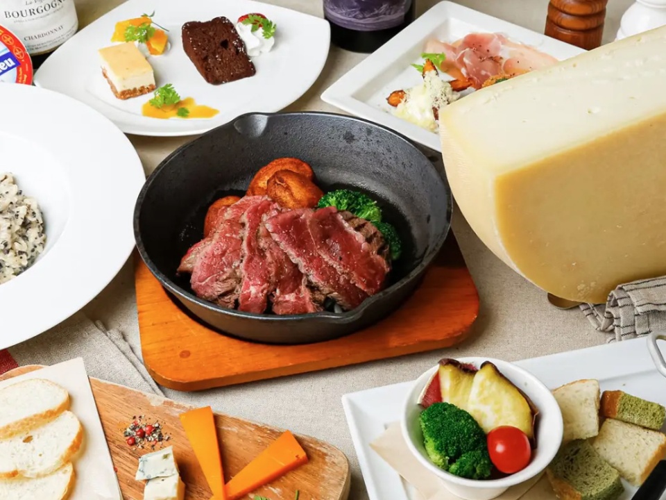 【結婚式二次会貸切プラン】
豪華 チーズ盛り クリームペンネ＆ビーフステーキ チーズフォルマッジョ 全9品 プレミアムプラン（120分飲み放題付）
