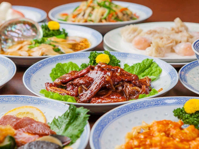 本場仕込みの技で振る舞う香港風広東料理。北京ダックやフカヒレスープなど、選び抜いた素材を使った本格中国料理を、早い提供と満足のボリューム感でお届けします。