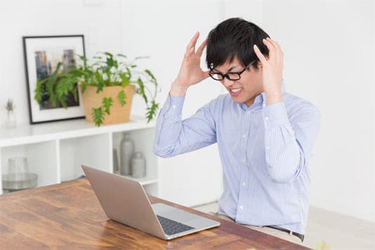 会場探しに悩む男性