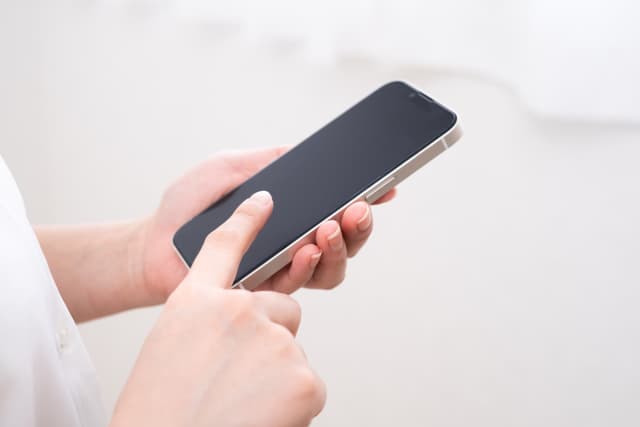 スマートフォンでチャットするイメージ