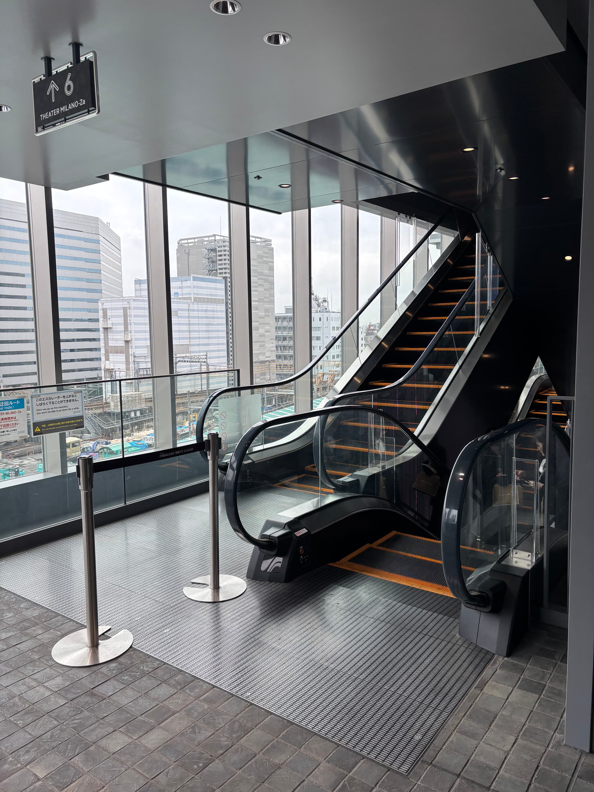 エスカレーター_X PLACE water terrace<歌舞伎町タワー5階>