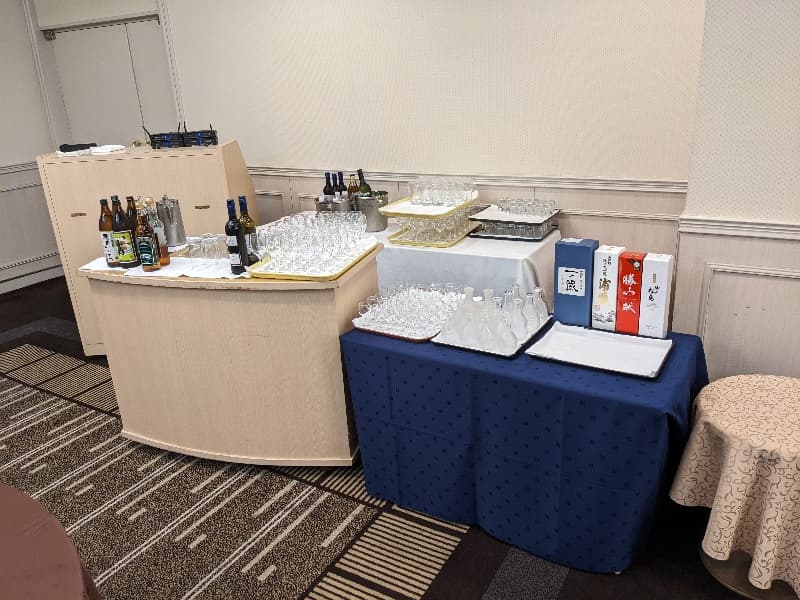 2F宴会場バーカウンター　一例
　事前にご連絡をいただければ、お好きな日本酒をお持込みOK。持込料は頂戴いたしません。グラス等はホテルで準備いたします。