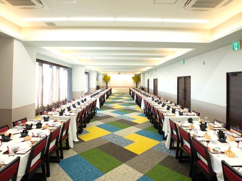 【会場：大ホール】
着席100名・立食120名様まで可能で、大人数の宴会や集まりに最適な会場です。