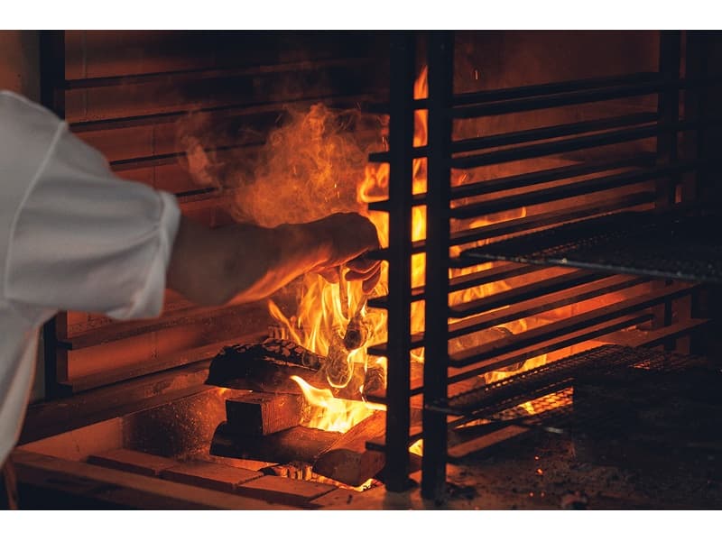 地元素材を豪快に焼き上げる薪火料理