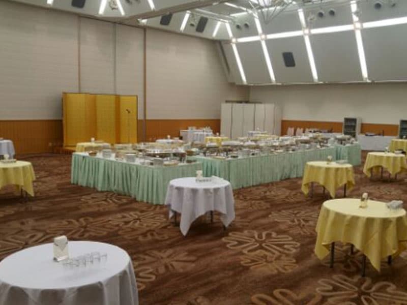【２階　鳳凰】面積356㎡・天井高7ｍ
立食150名／着席80名／　天井も高く、ゆったりとくつろげる会場です。会場前にはホワイエ、貴賓室もあり、控室としてご利用いただけます。
