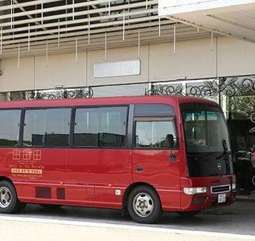 3台の無料シャトルバスでご案内しております。
隣接の駅や希望拠点までの送迎もご案内可能です。
※当日の予約状況により異なる場合がございます。