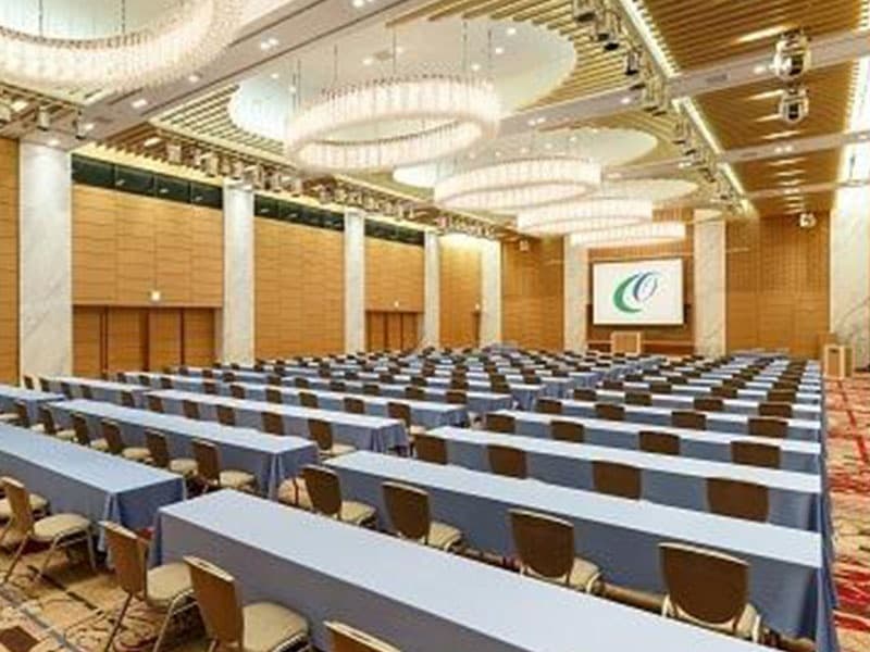 シティプラザ大阪最大規模の大宴会場「旬-SYUN-」
日本の四季をイメージした会場は木のぬくもりを感じさせる空間が広がり、四季の移ろいを表現したカーペットが華やかさを演出します。2分割のセパレート使用も可能。広々としたホワイエも併設しています。
