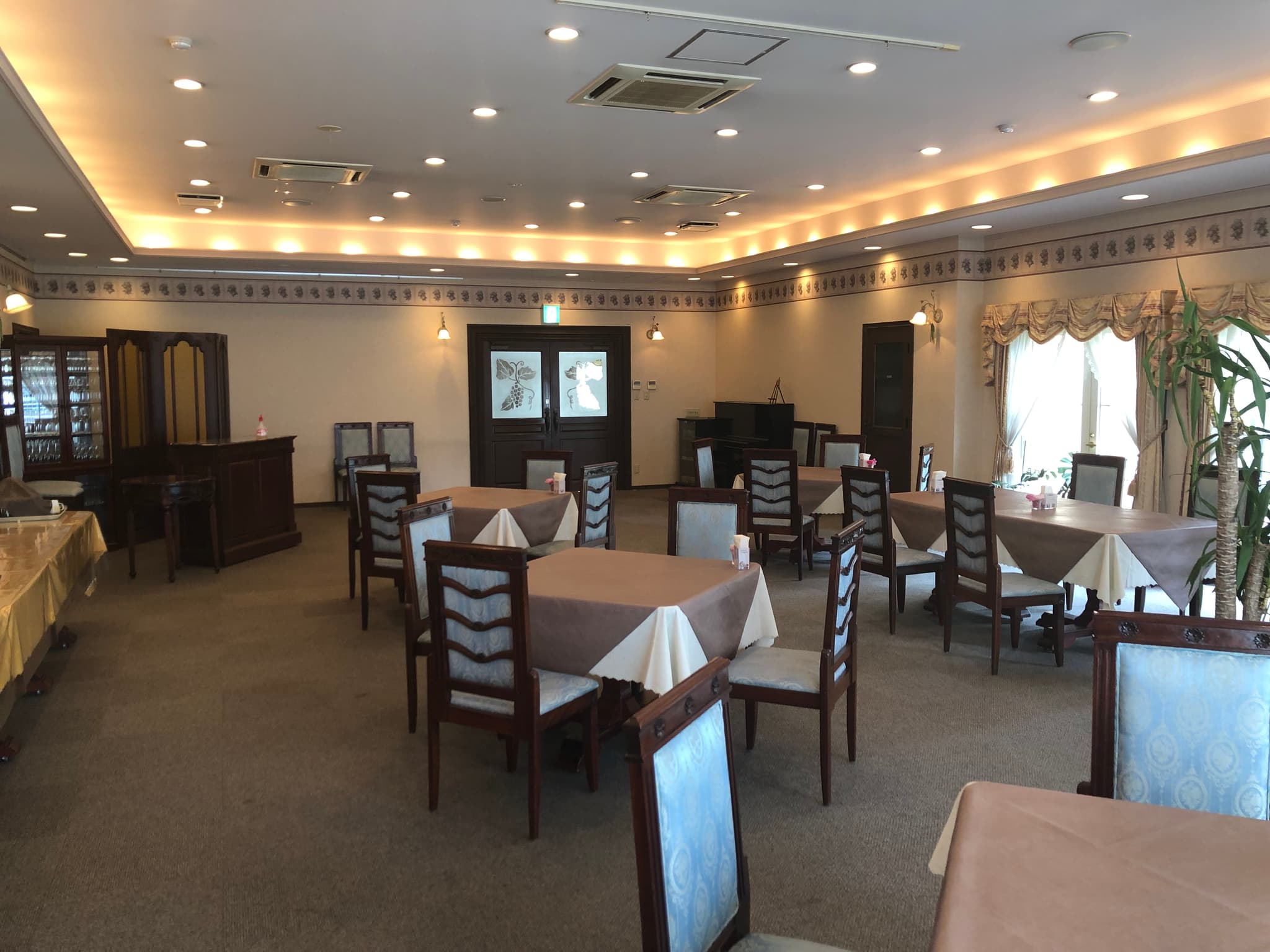 1F西側会場
着席60名程度の絨毯敷きの落ち着いた雰囲気の会場です。
プロジェクタ、スクリーン、バトン、音響設備完備