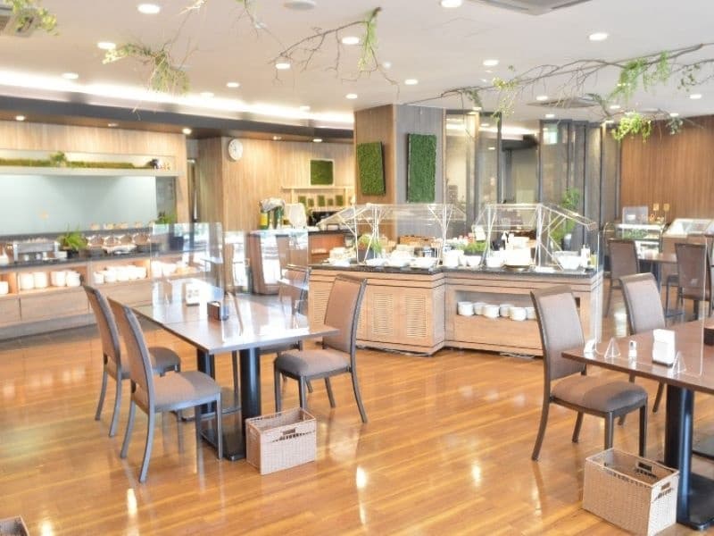 【店内】外からの日差しで明るい店内。通常ランチ営業を行っています。最大50名様まで収容可能。