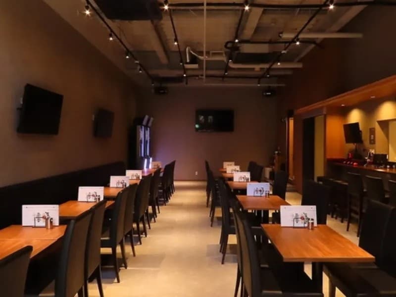 カジュアルな雰囲気の広々とした店内は、事前にご相談いただいてレイアウトなどを変更し、様々なシーンでの貸切利用を盛り上げます！